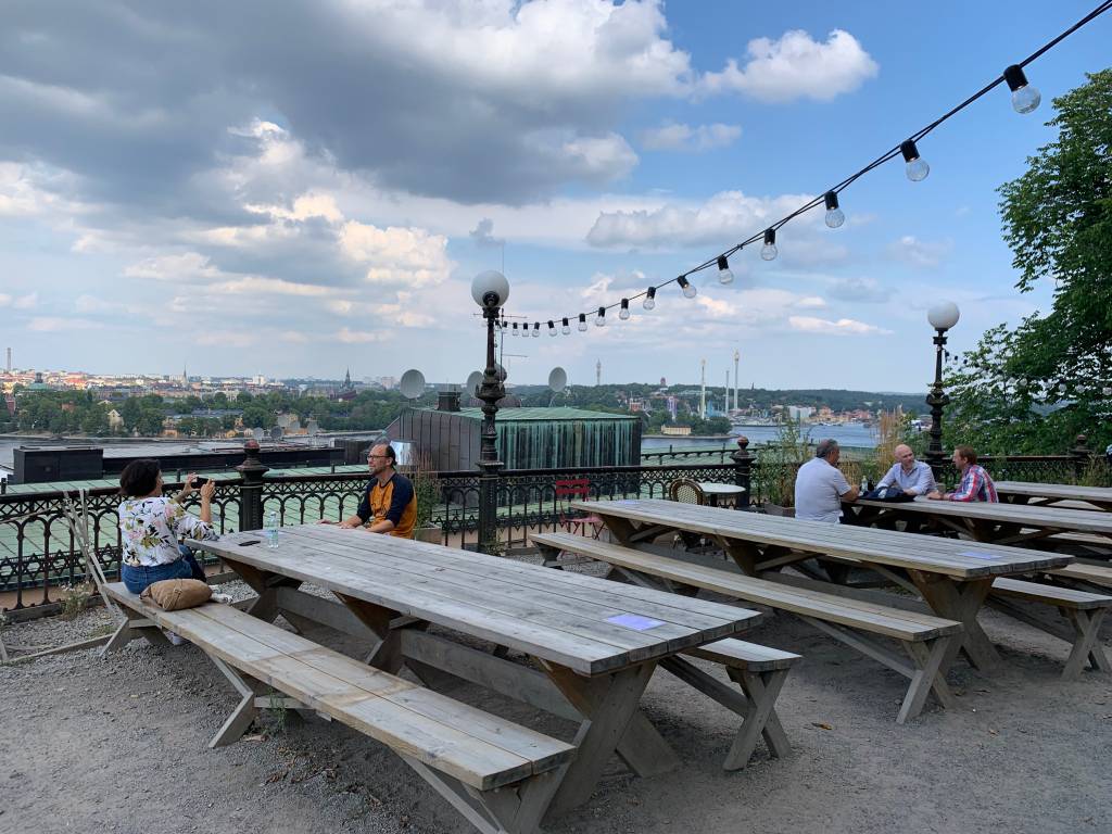 Drinks e vistas no Sodra Teatern.