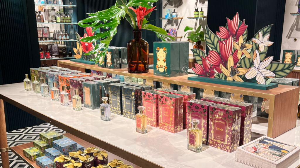 Perfumes e aromatizadores em um móvel no interior da loja da Granado em Lisboa