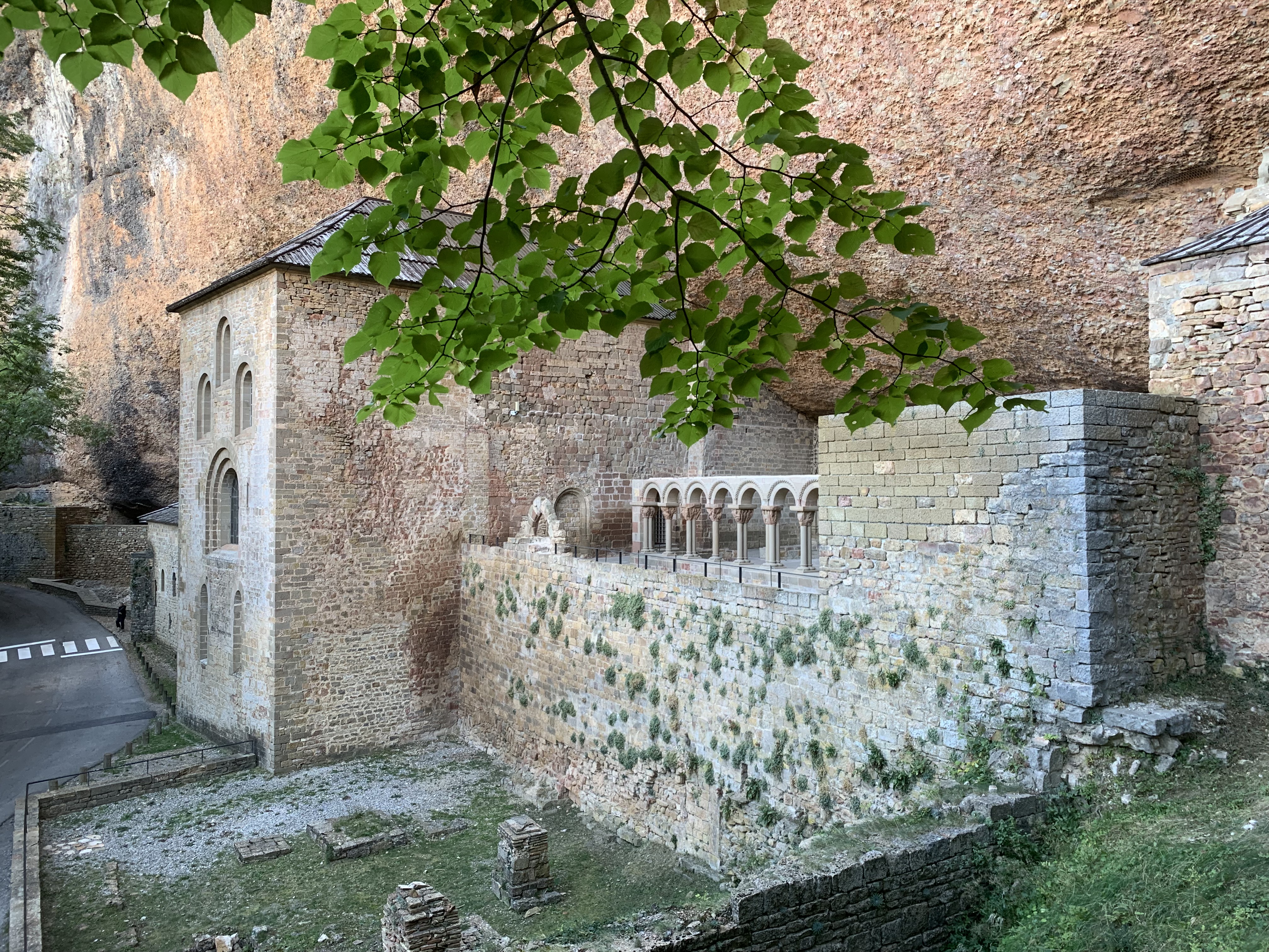 El increíble monasterio de San Juan de la Peña.