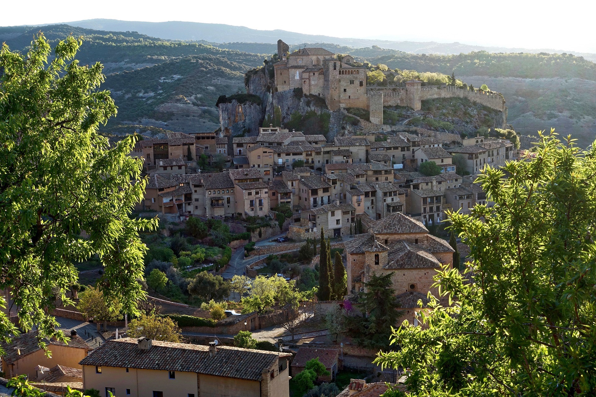 Parece a Toscana, mas é Aragão: a linda Alquézar.