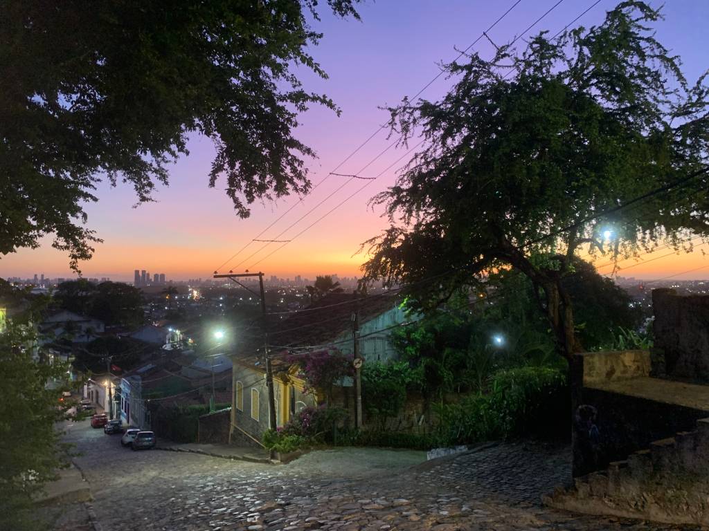 Fim de tarde no sobe e desce das ladeiras.