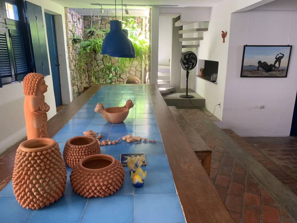 A linda sala-galeria do meu Airbnb.