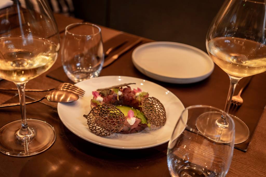 Prato do restaurante Bartolomeu: tartar de atum e peixe branco com biscoitinhos crocantes para acompanhar