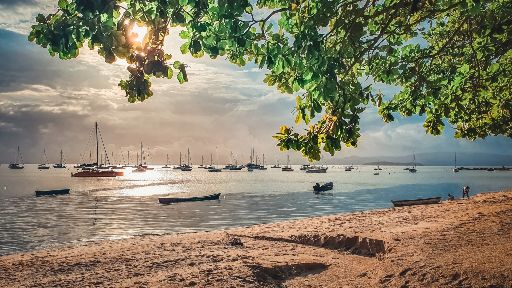 Fim de tarde na praia de Santo Antonio de Lisboa, em Florianópolis