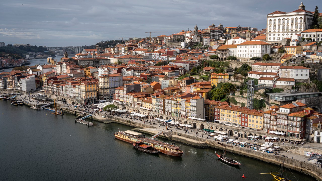 O casario colorido da cidade do Porto que desce até as margens do Rio Dourom visto do alto da Ponte D. Luis