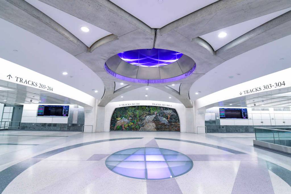 Grand Central Madison, Nova York, Estados Unidos As paredes da estação são decoradas por obras de diferentes artistas.