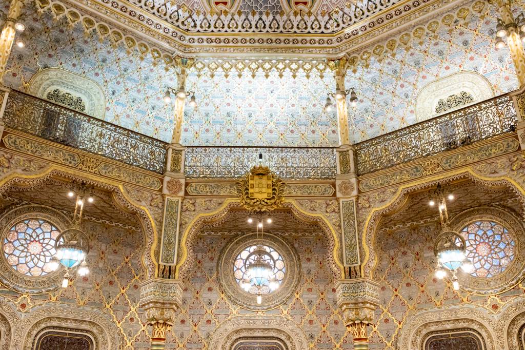 Detalhes do Salão Árabe,, com talhas douradas e inspiração moura