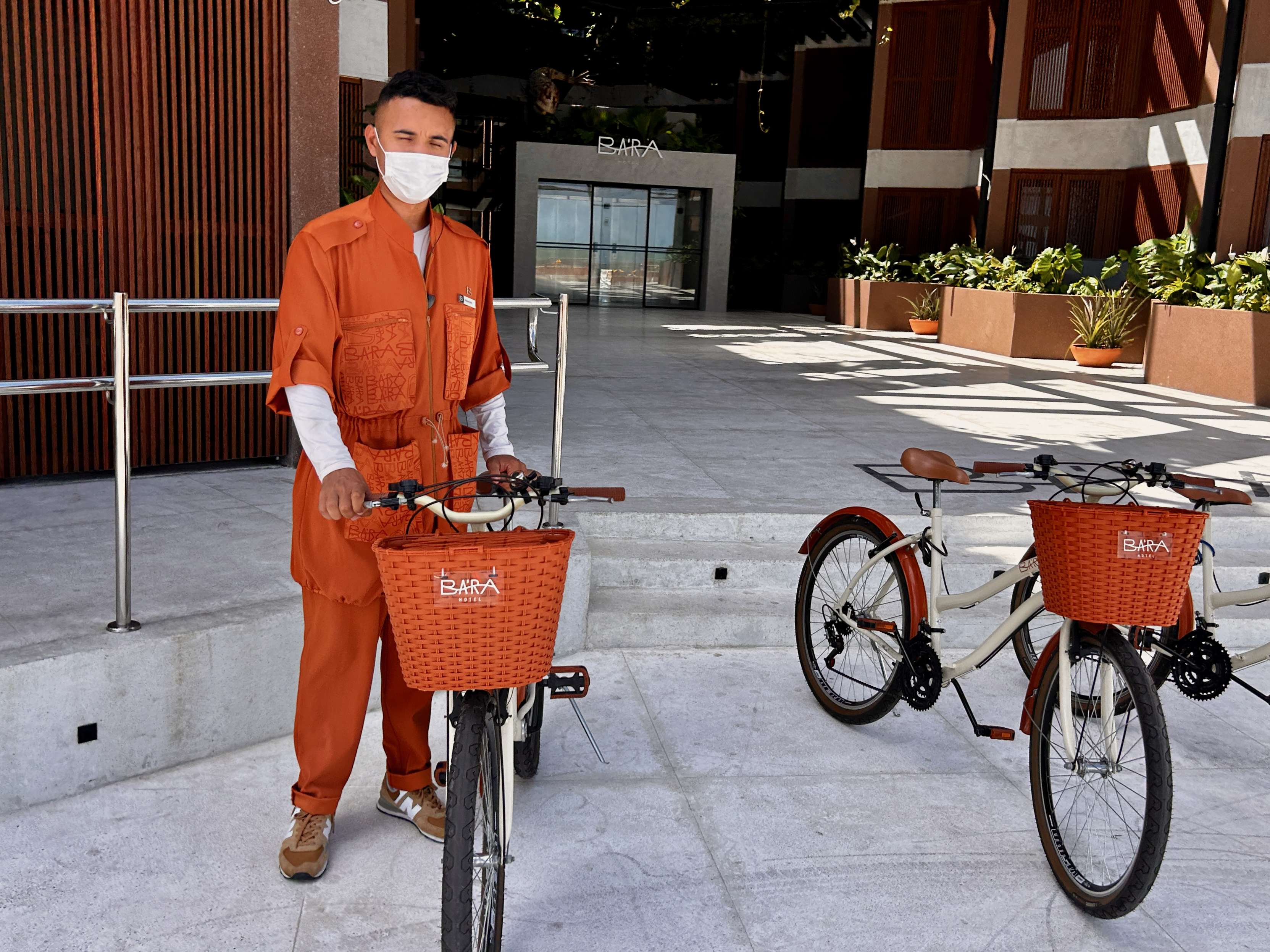 Minha bike prontinha e o uniforme mara do funcionário do Ba'Ra.