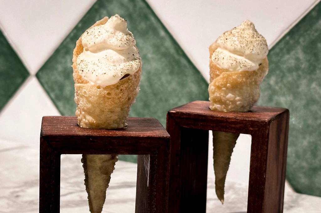 Snacks em forma de mini-sorvete, com a casquinha crocarnte e recheio de frutos do rio e do mar