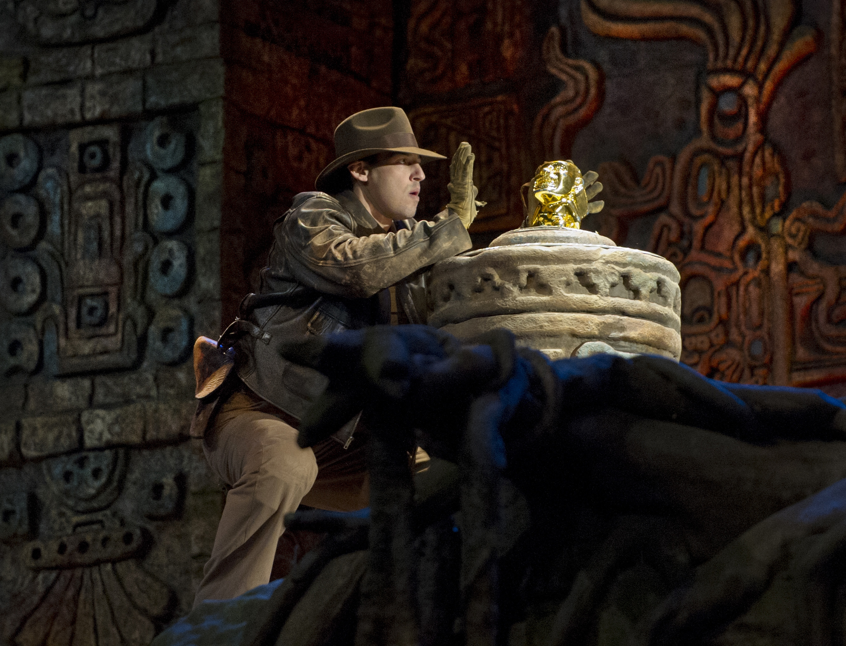 Indiana Jones Epic Stunt Spectacular! at Disney’s Hollywood Studios A imagem mostra um homem tentando pegar um objeto dourado