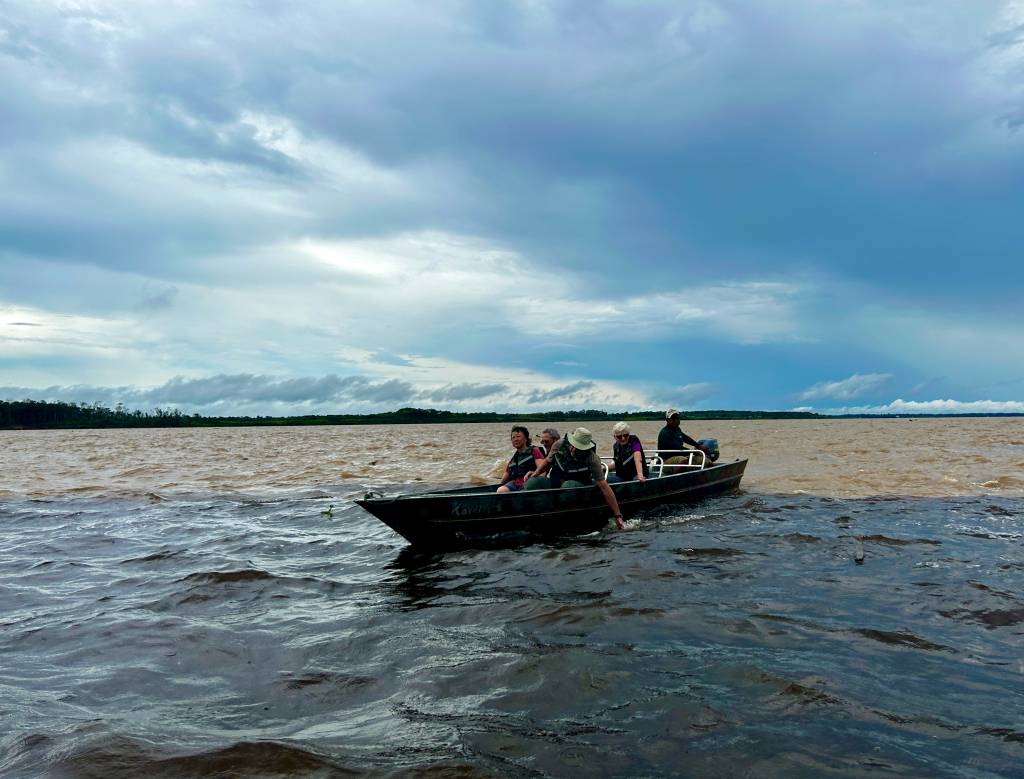 O famoso encontro das águas dos rios Negro e Solimões e o céu amazônico em fúria.