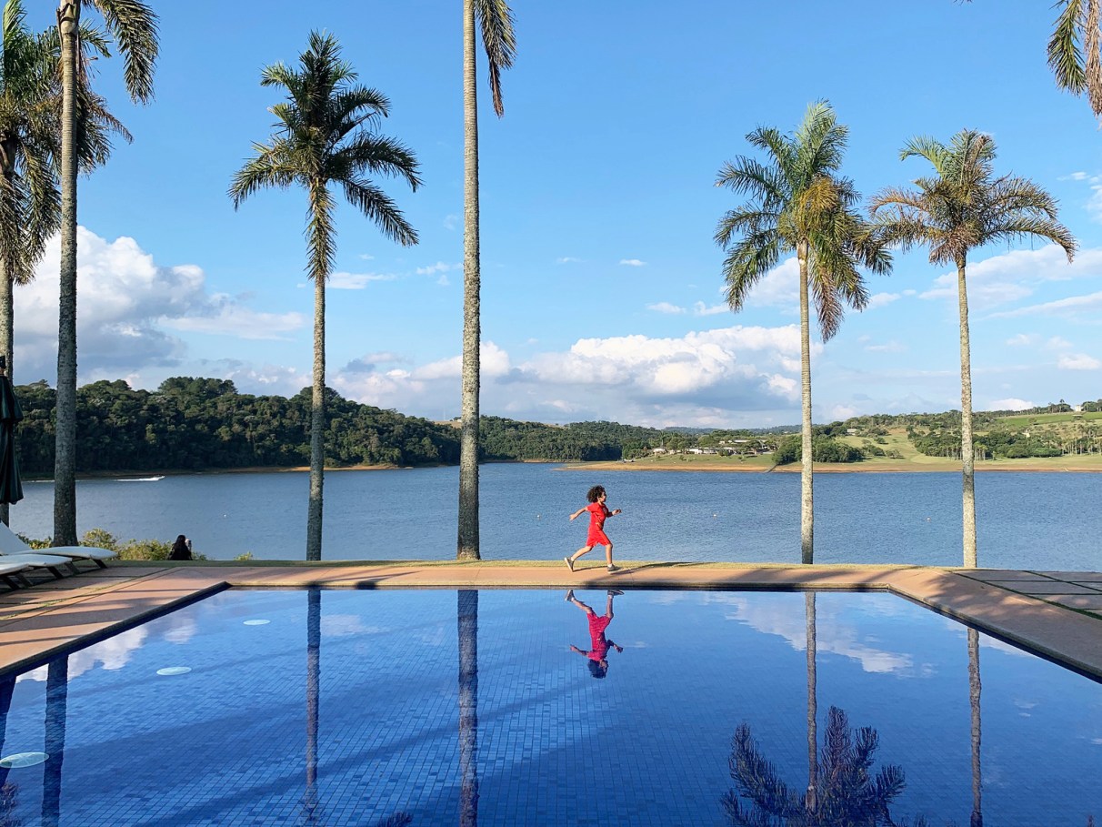 Clara Ibiúna Resort: Ser mãe é padecer numa espreguiçadeira, tomando um  drink | Viagem e Turismo