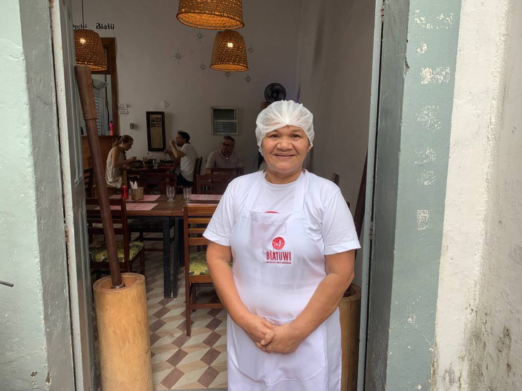 A chef Clarinda Ramos à frente do Biatüwi.