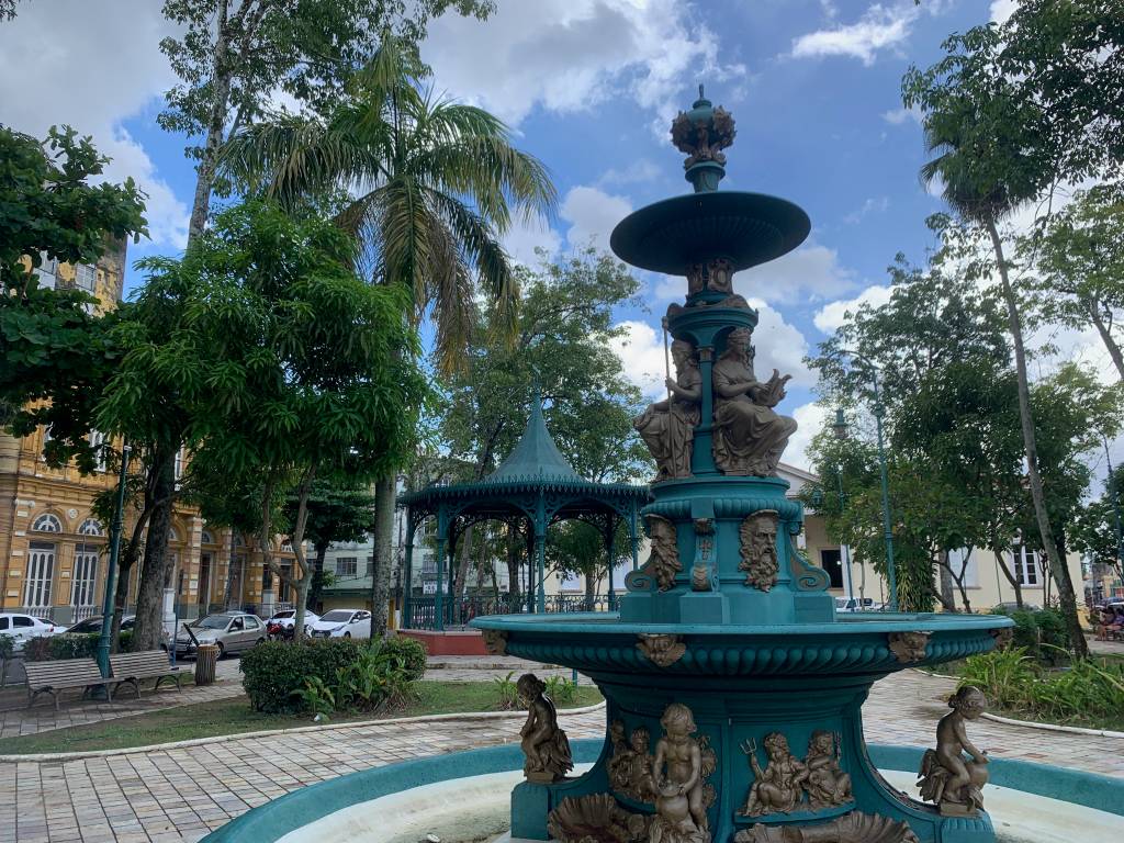 A Praça Dom Pedro II, um respiro em meio ao caos.