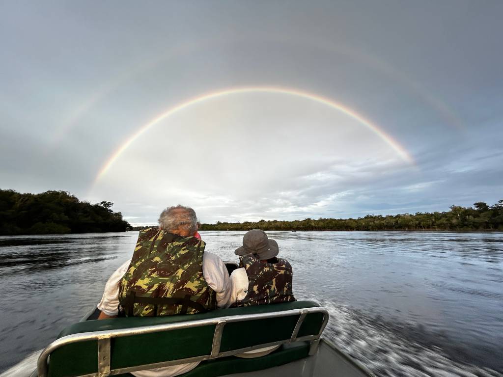 Arco-íris colorindo o Rio Negro: tem coisas que só a Amazônia pode fazer por você.