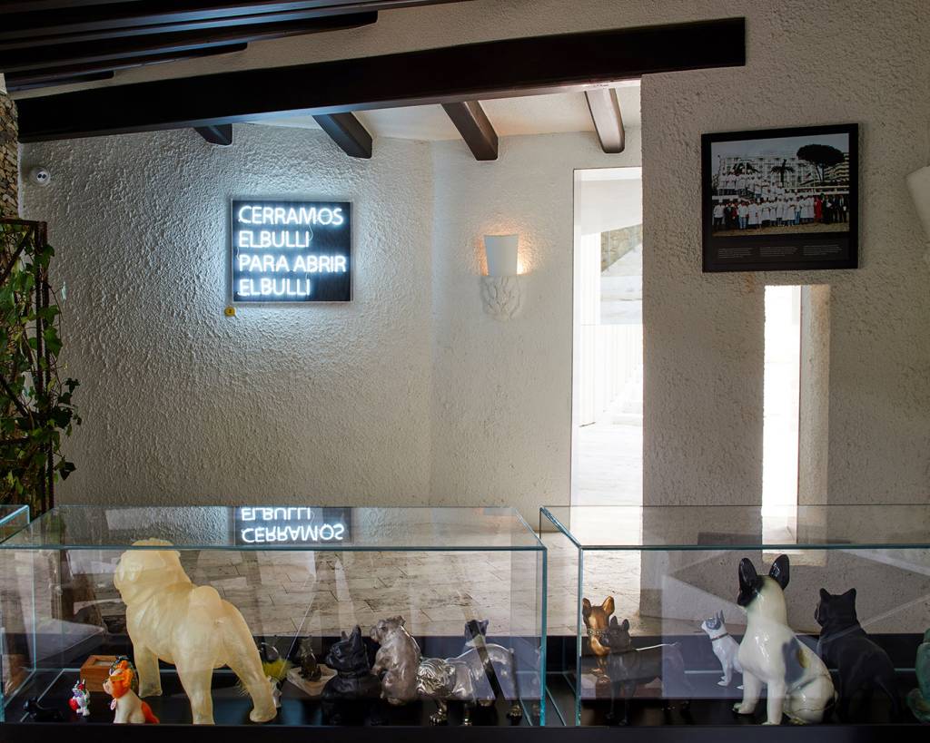 elBulli placa O buldogue francês, 'bulli', deu nome ao restaurante, uma homenagem que Adriá prestou aos primeiros donos do imóvel, aficionados pela raça