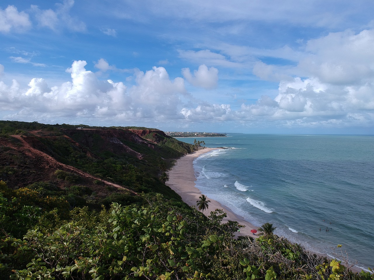 A praia de Coqueirinho vista de cima: pode ser só sua fora dos fins de semana e feriados...