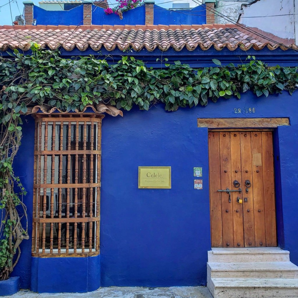O Celele ocupa um casarão azul no distrito de Getsemaní, em Cartagena