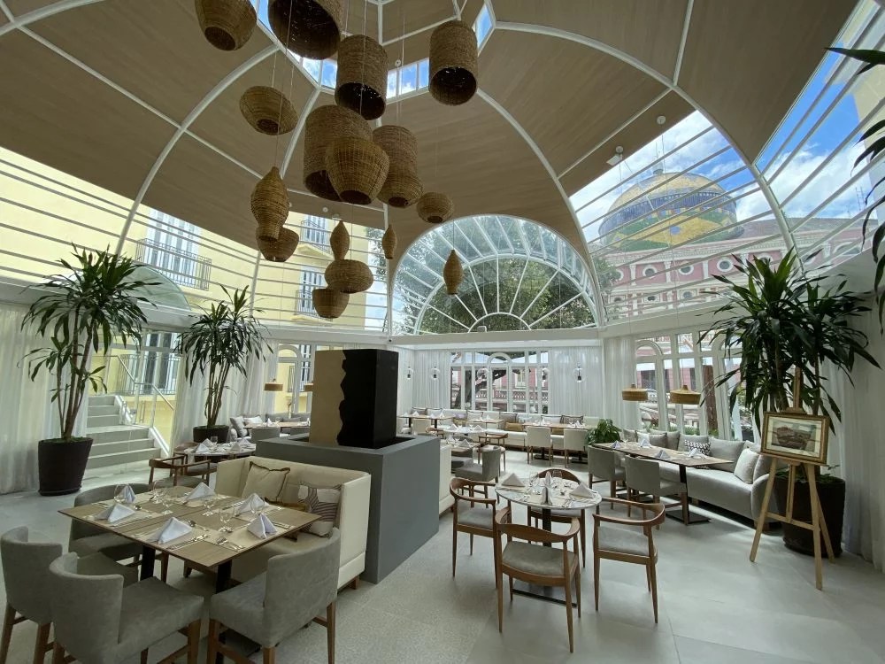 O restaurante, sob uma cúpula transparente: internacional, porém amazônico.