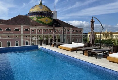 A piscina no rooftop com vista para o Teatro Amazonas: um prêmio depois de um dia na tórrida Manaus.