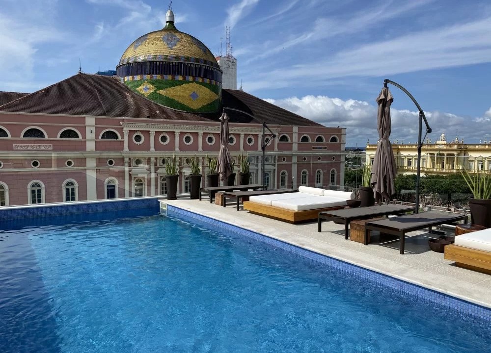 A piscina no rooftop com vista para o Teatro Amazonas: um prêmio depois de um dia na tórrida Manaus.