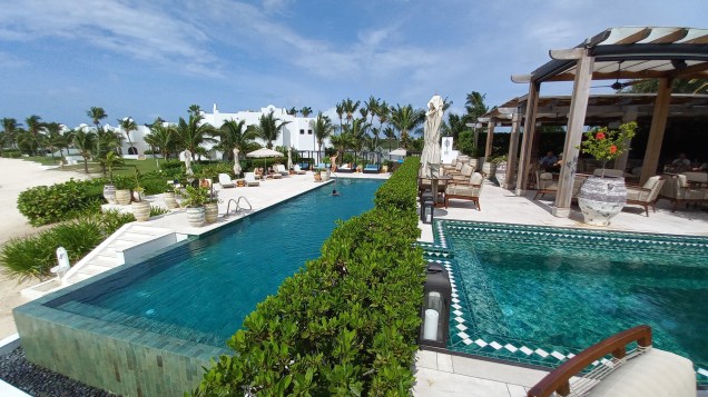 Piscina e o bar de praia Uchu no Belmond Cap Juluca Piscina e o bar de praia Uchu no Belmond Cap Juluca