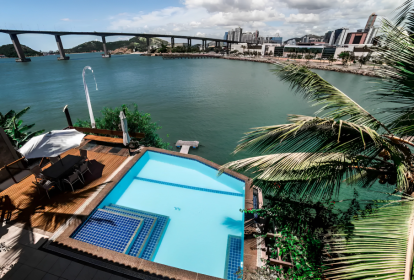 casa-com-piscina-e-vista-para-a-baía-em-vitória-espírito-santo-para-aluguel-de-temporada-no-airbnb