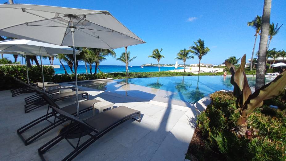 Uma das três piscinas do Four Seasons tem vista para a Meads Bay Uma das três piscinas do Four Seasons tem vista para a Meads Bay