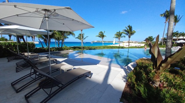 Uma das três piscinas do Four Seasons tem vista para a Meads Bay Uma das três piscinas do Four Seasons tem vista para a Meads Bay