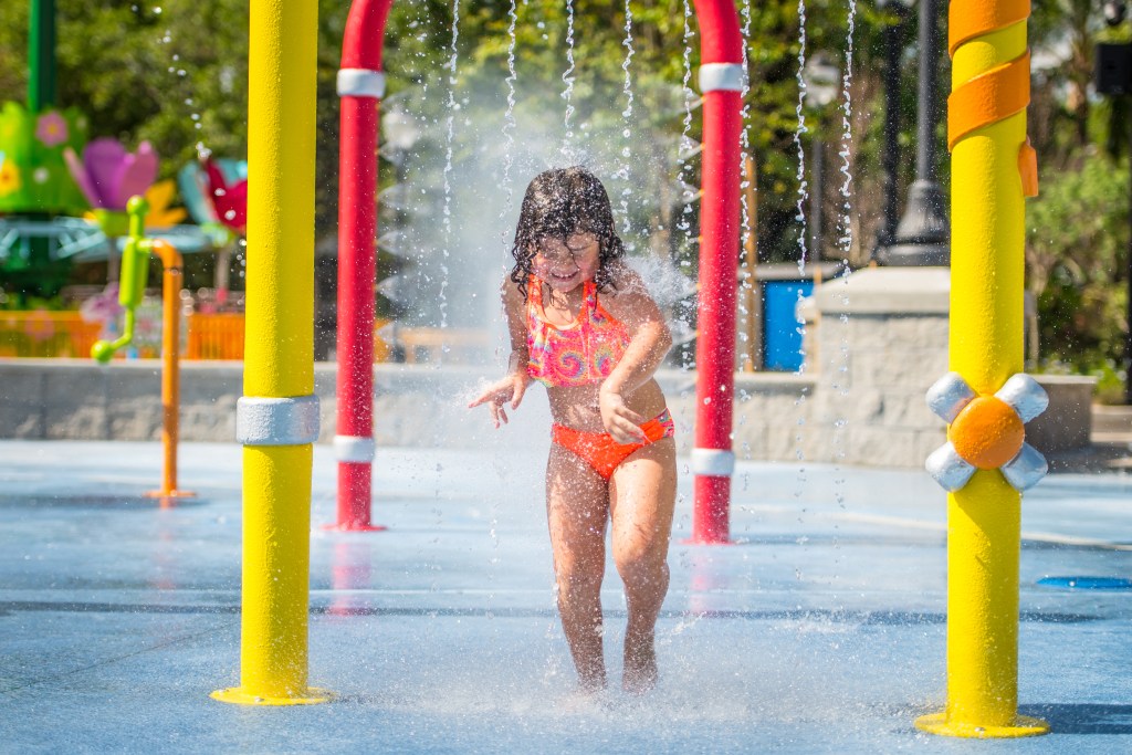 As crianças pequenas também tem vez no SeaWorld! Leve roupa de banho: elas dificilmente vão resistir ao playground aquático 