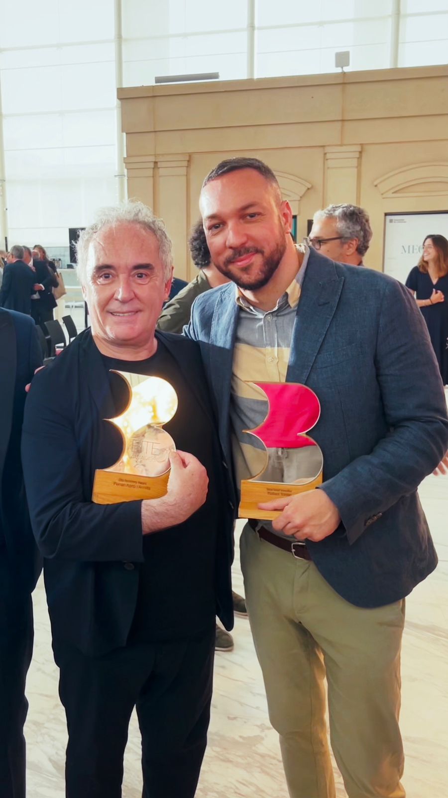 Ferran Adrià e Rafael Tonon empunham os troféus do prêmio Bites i Mos de La Generalitat
