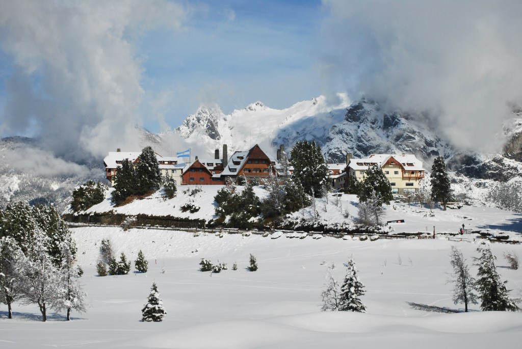 Llao Llao, o hotel mais icônico de Bariloche, na estação que a gente mais ama
