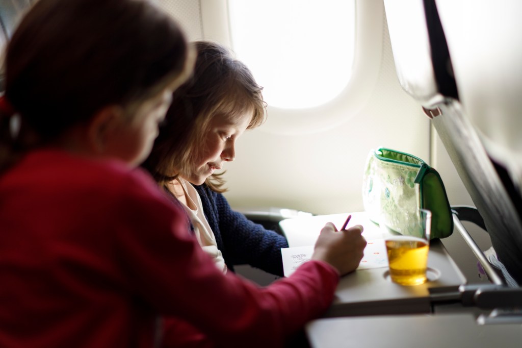 Crianças viajam sozinhas em avião