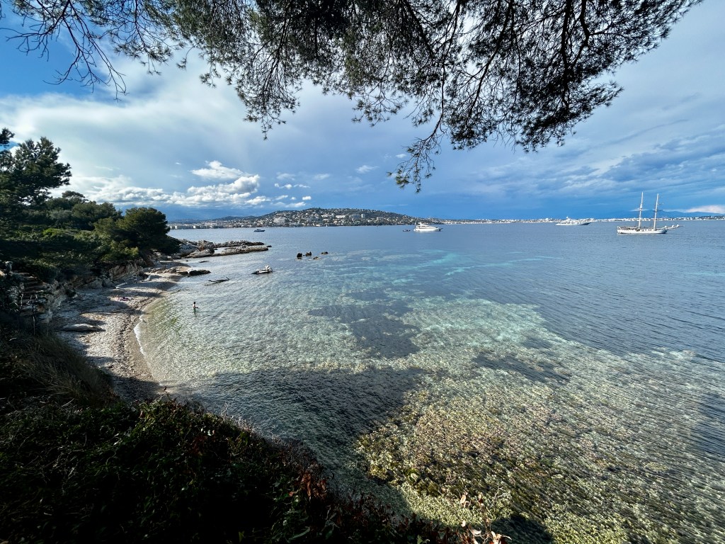 O visual da ilha, com Cannes ao fundo.