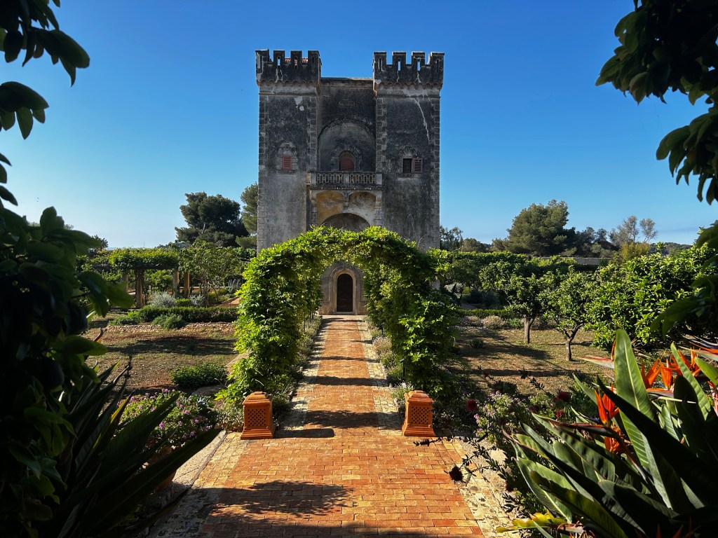 Os jardins que justificam o nome do Le Gran Jardin, ao redor da torre medieval que abriga uma das suítes.