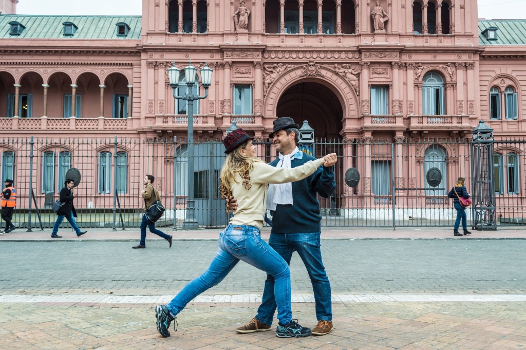 casal dança em frente à Casa Rosada, em Buenos Aires