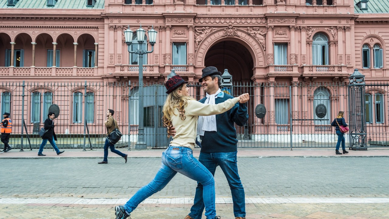 casal dança em frente à Casa Rosada, em Buenos Aires