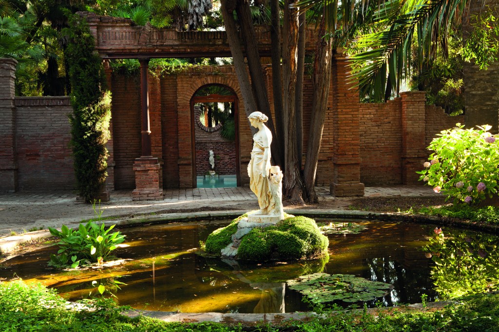 Nos jardins da Viña Santa Rita, uma escultura que representa a primavera e, nos fundos, a entrada para os banhos romanos