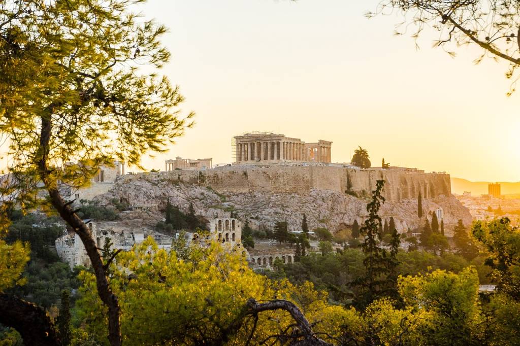 athens-7402123_1280 Acrópole de Atenas: fechada por extremo calor em alguns momentos deste verão.