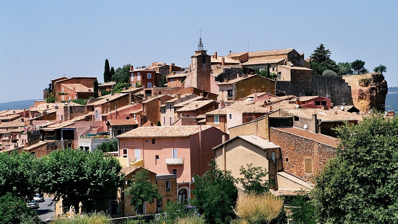 O look monocromático de Roussillon: visual único na Provence