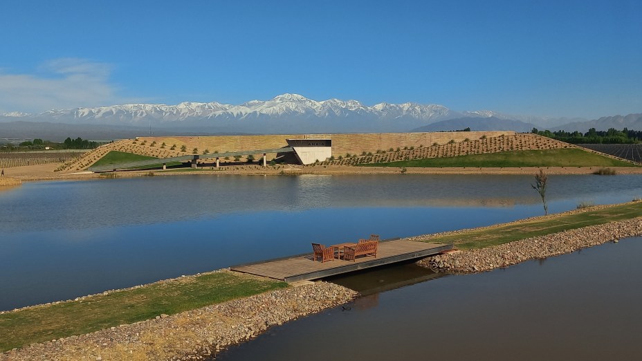 Anaia Wines: o prédio da vinícola "brota" do chão e não rouba o encanto do cordilheira ao fundo