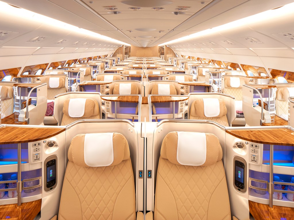 Business class dentro de aeronave de Emirates