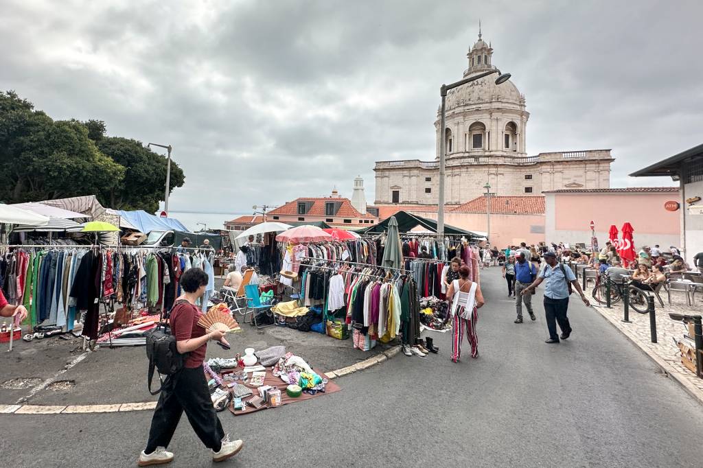 A Feira da Ladra com a cúpula do Panteão do fundo