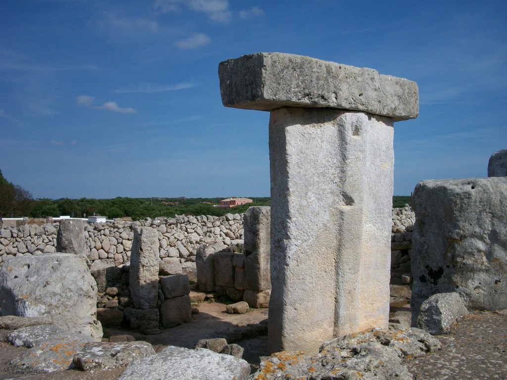 Uma misteriosa taula, ícone da Menorca Talayótica