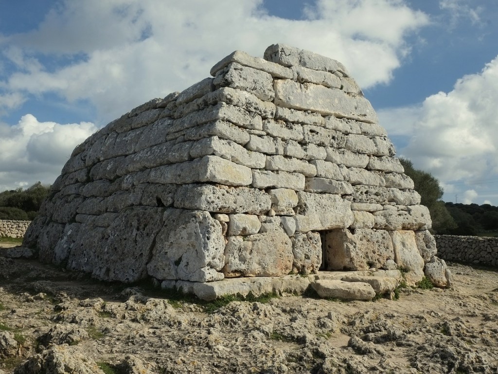 Naveta de Tudons, um dos sítios arqueológicos mais visitados da ilha