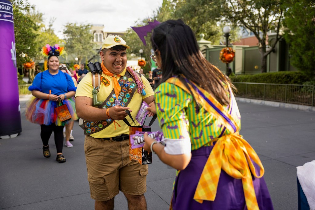 Mickey’s Not-So-Scary Halloween Party, Magic Kingdom, Walt Disney World, Orlando, Flórida, Estados Unidos Os adultos também entram na brincadeira: se fantasiam e vão recolher doces pelo parque
