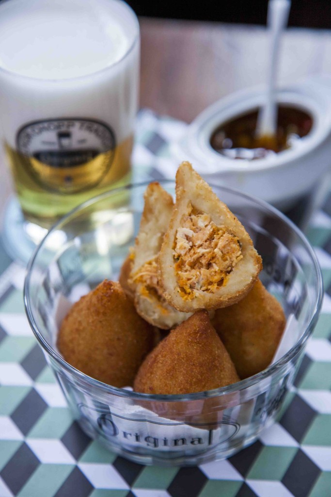 Original, São Paulo, Brasil A coxinha acompanha o chope bem tirado do Original