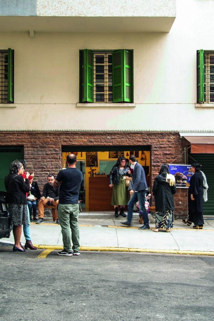 Cangote Sorvetes Nordestino, Santa Cecília, São Paulo, Brasil Como o espaço da Cangote é diminuto, os clientes se espalham pela rua para tomar o sorvete