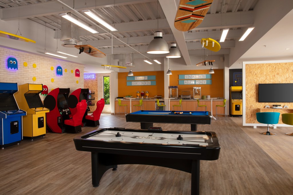 A sala de jogos com proposta multigeracional atrai até mesmo os hóspedes adultos que estão viajando sem crianças
