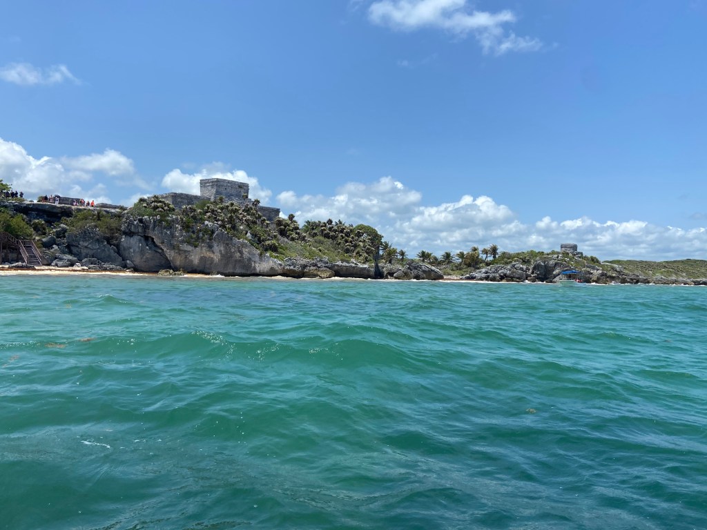 As ruínas arqueológicas vistas do bar, durante passeio de barco que sai da Playa Santa Fé